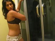 亞美尼亞少女在浴室跳脫衣艷舞